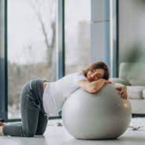 Zwangere vrouw ligt op grote bal